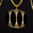 Een hanger met bijpassend collier van Faraone.
