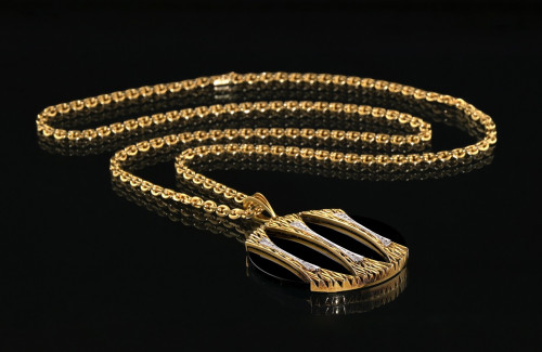 Een hanger met bijpassend collier van Faraone.