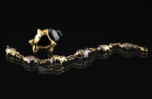 Een armband met bijpassende broche, beide van Faraone.