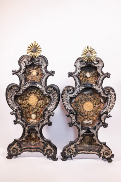 Set van twee multi-reliekhouders in Louis XV-stijl opgebouwd in 3 delen en elk bekroond met een alziend oog, 18e-eeuw