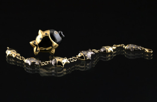 Een armband met bijpassende broche, beide van Faraone.